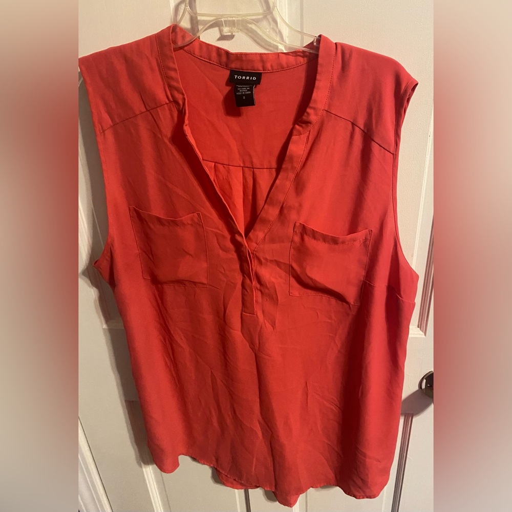 Women’s sleeveless blouse with pocket detail
